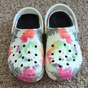 💲 CROCS Tie Dye Fur Clogs Size 6 Women/4 Mens